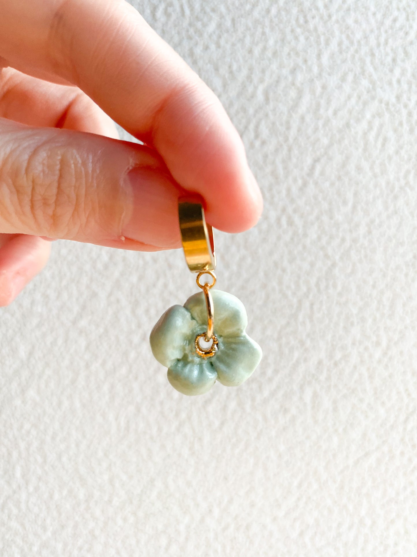 LA FLOR EARRINGS HUGGIE  SOFT GREEN