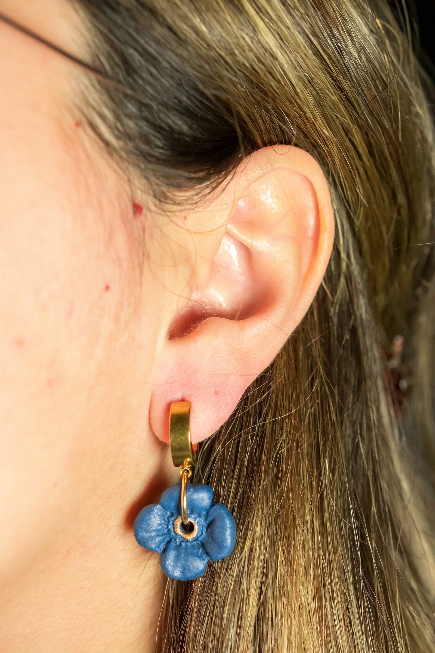 LA FLOR EARRINGS HUGGIE  BLUE