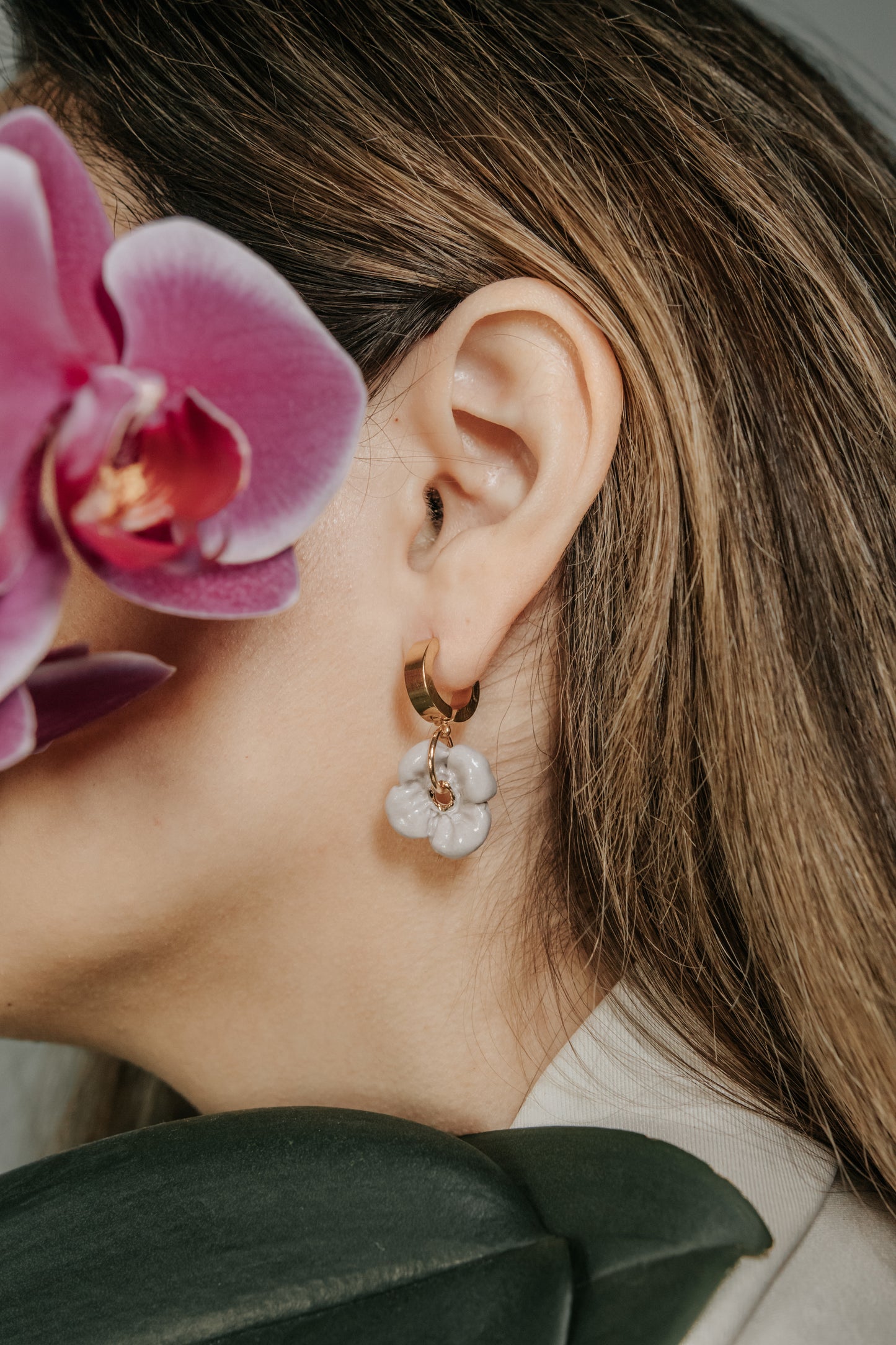 LA FLOR EARRINGS HUGGIE LILA
